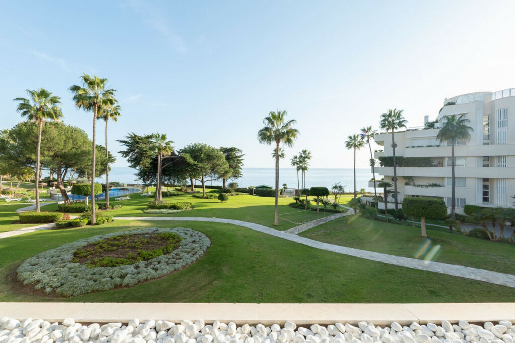Middle Floor Apartment Estepona Málaga - image 6