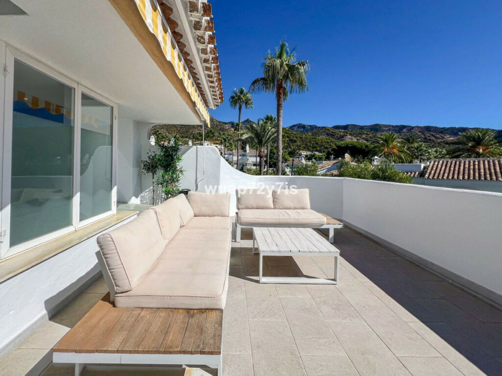Townhouse Sierra Blanca Málaga - image 12