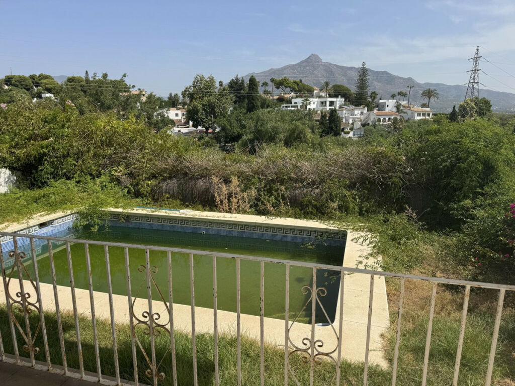 Detached Villa Nueva Andalucía Málaga - image 6
