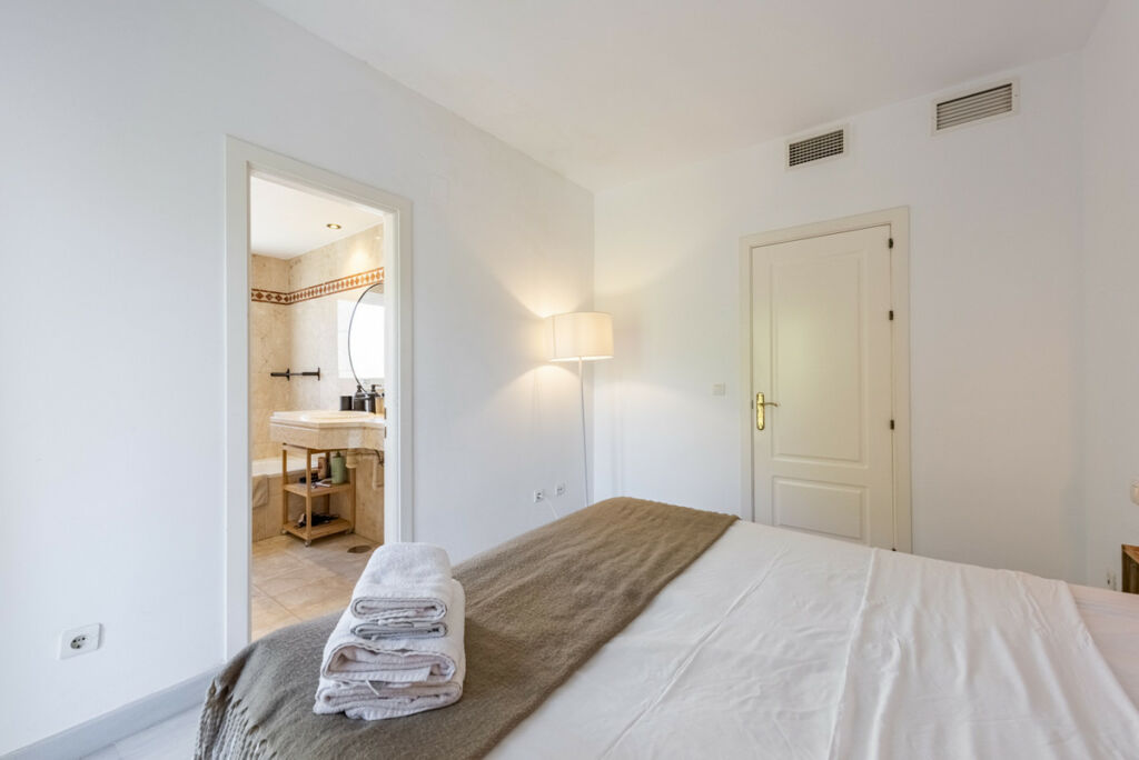 Middle Floor Apartment La Quinta Málaga - image 6