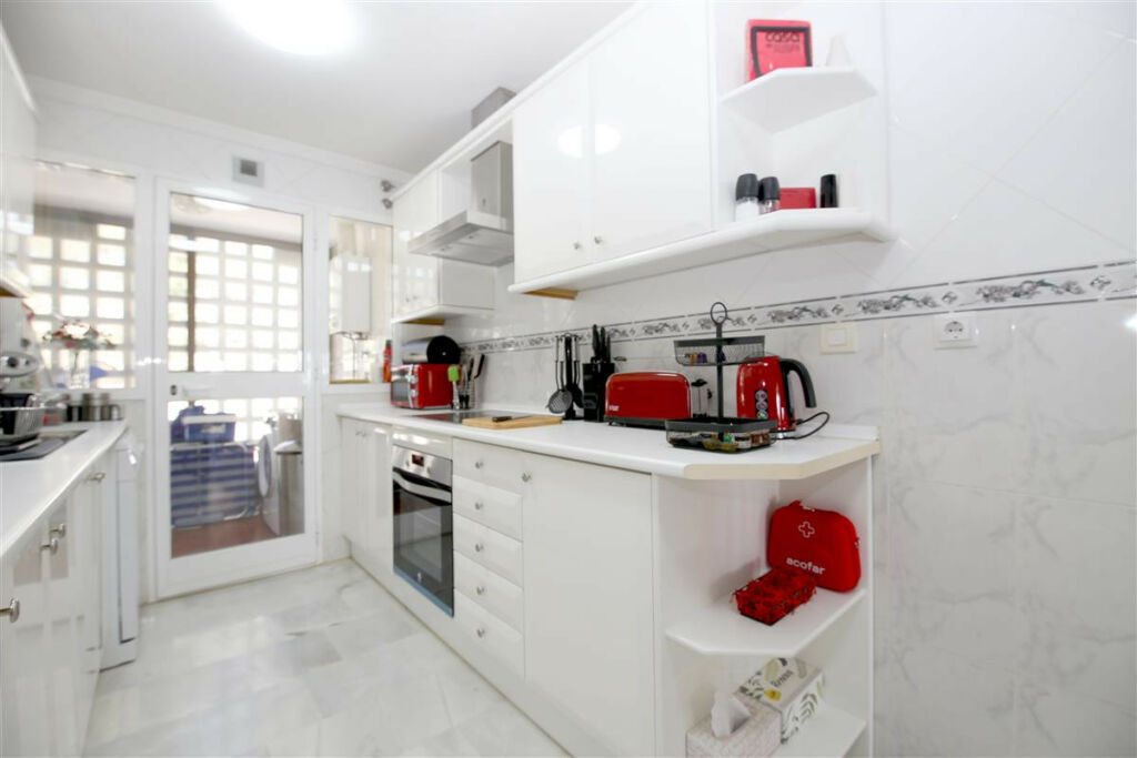 Middle Floor Apartment Estepona Málaga - image 6