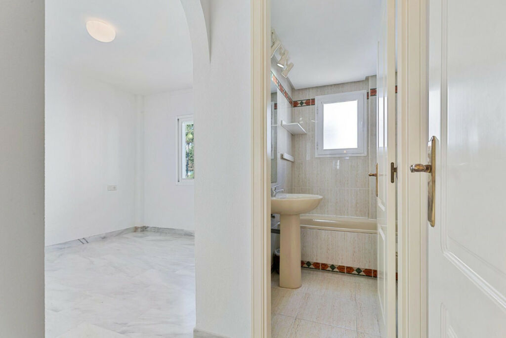 Middle Floor Studio Marbella Málaga - image 6