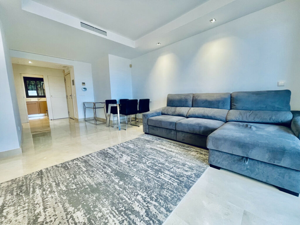 Middle Floor Apartment La Quinta Málaga - image 6