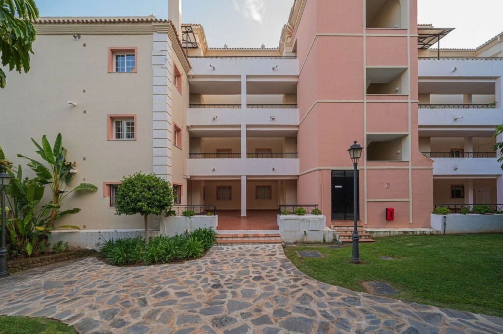 Middle Floor Apartment Las Brisas Málaga - image 7