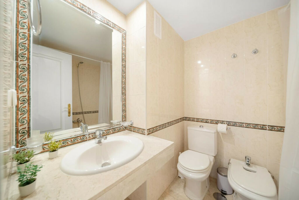 Middle Floor Apartment Nueva Andalucía Málaga - image 7