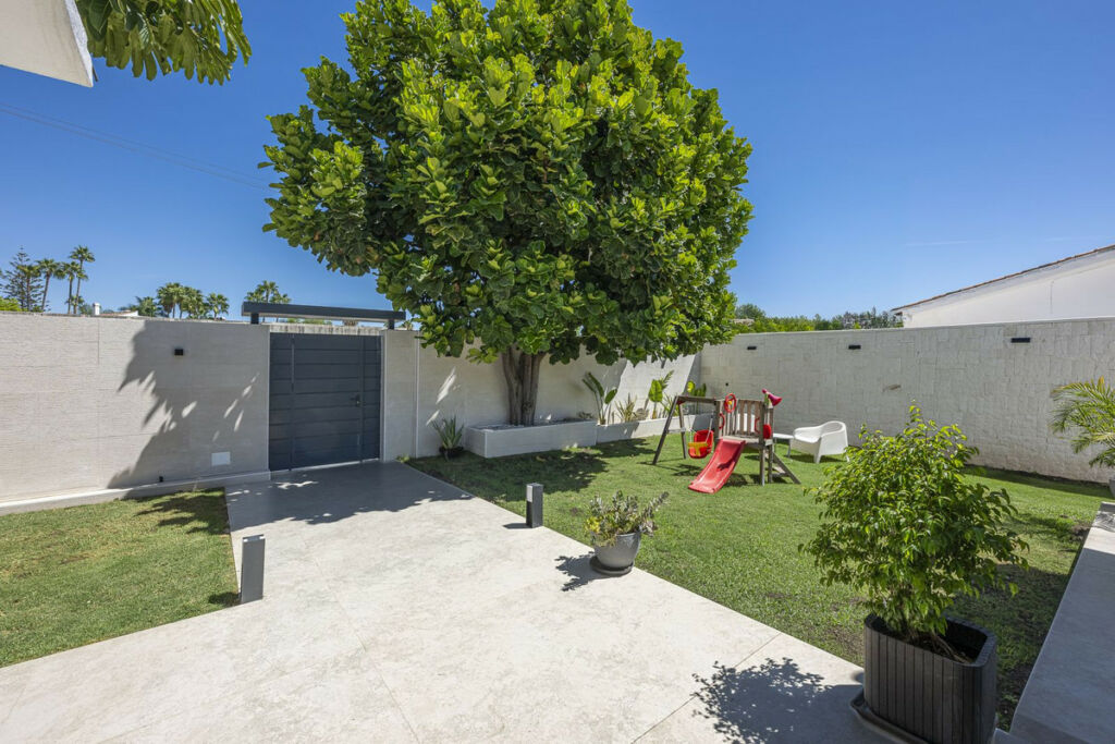 Detached Villa New Golden Mile Málaga - image 7