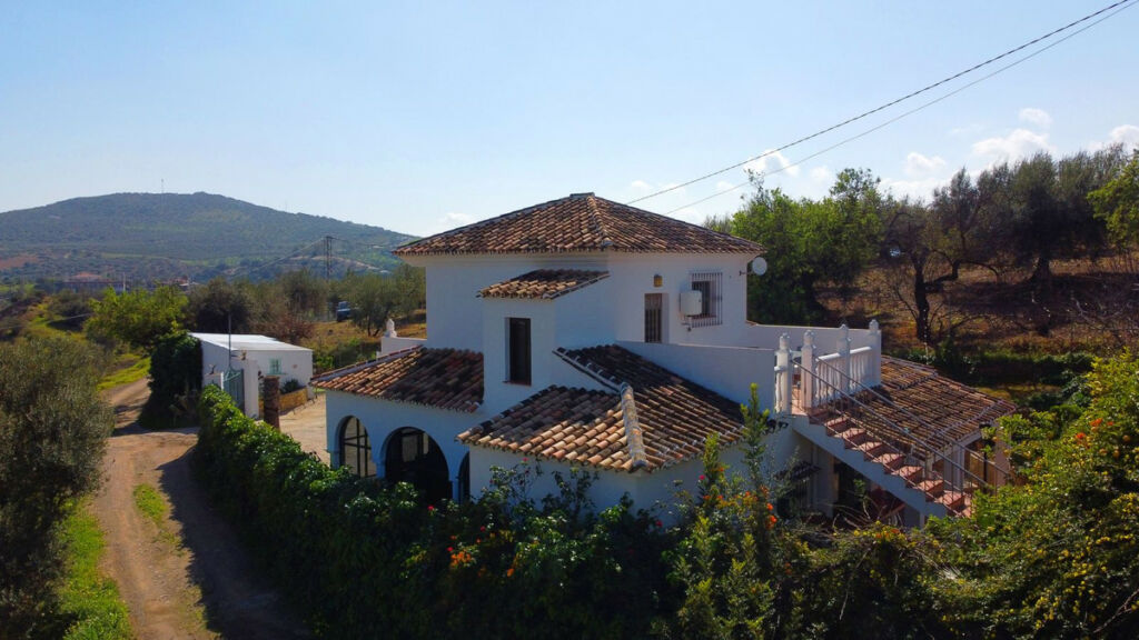 Detached Villa Riogordo Málaga - image 7
