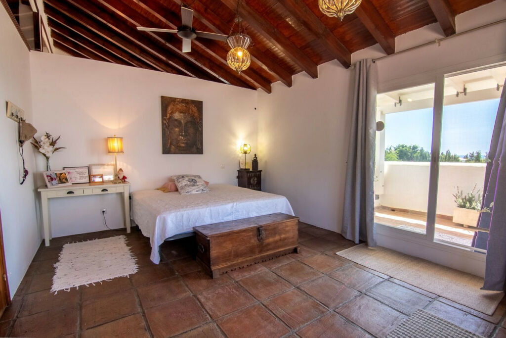Detached Villa Estepona Málaga - image 8