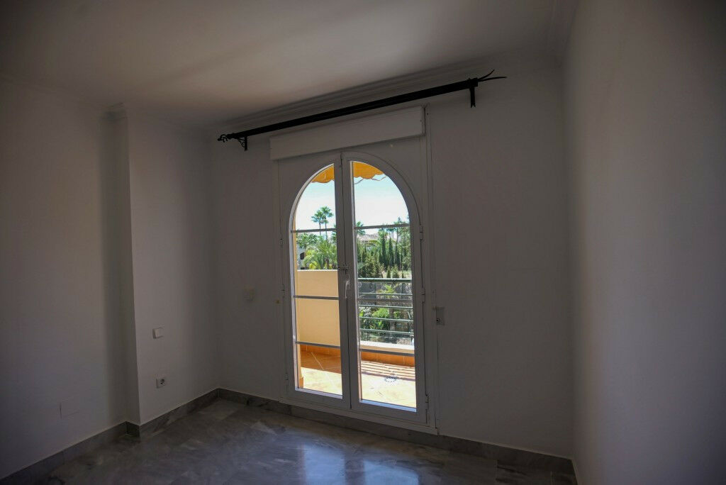 Middle Floor Apartment Nueva Andalucía Málaga - image 7