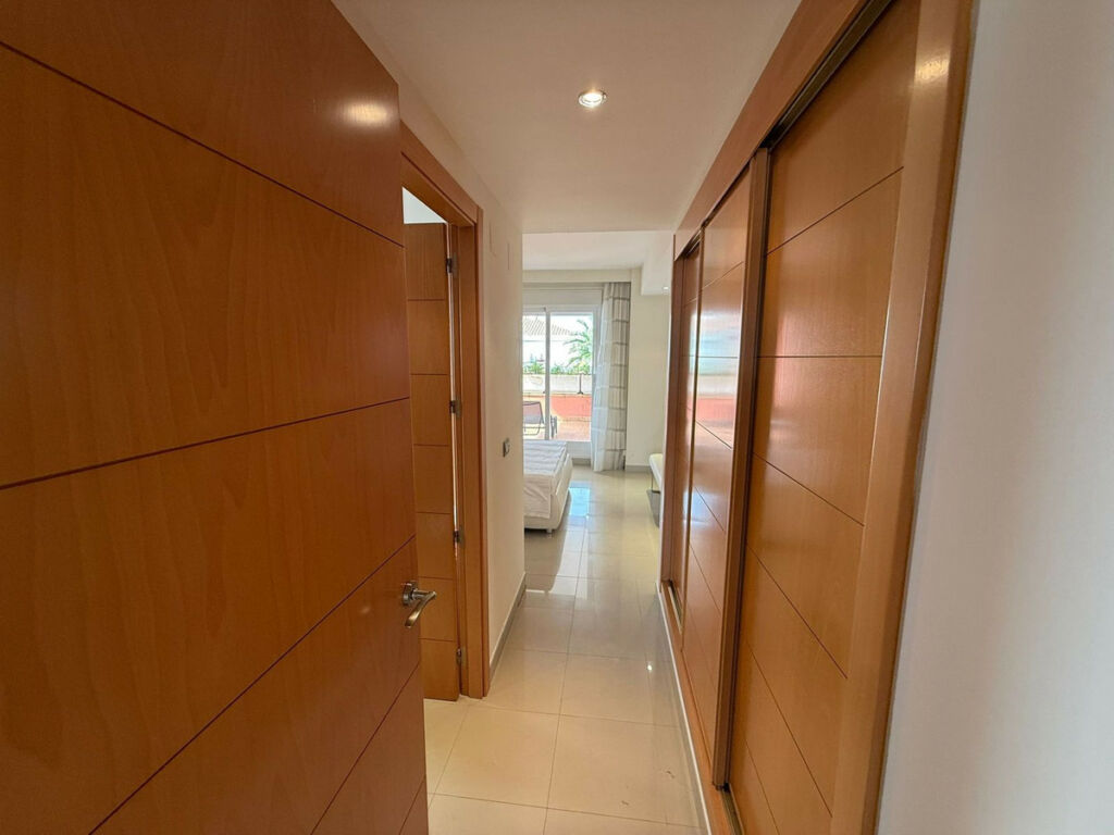 Middle Floor Apartment New Golden Mile Málaga - image 7