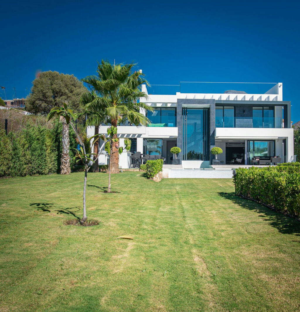 Detached Villa Estepona Málaga - image 7