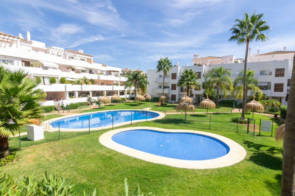 Middle Floor Apartment Estepona Málaga - image 7