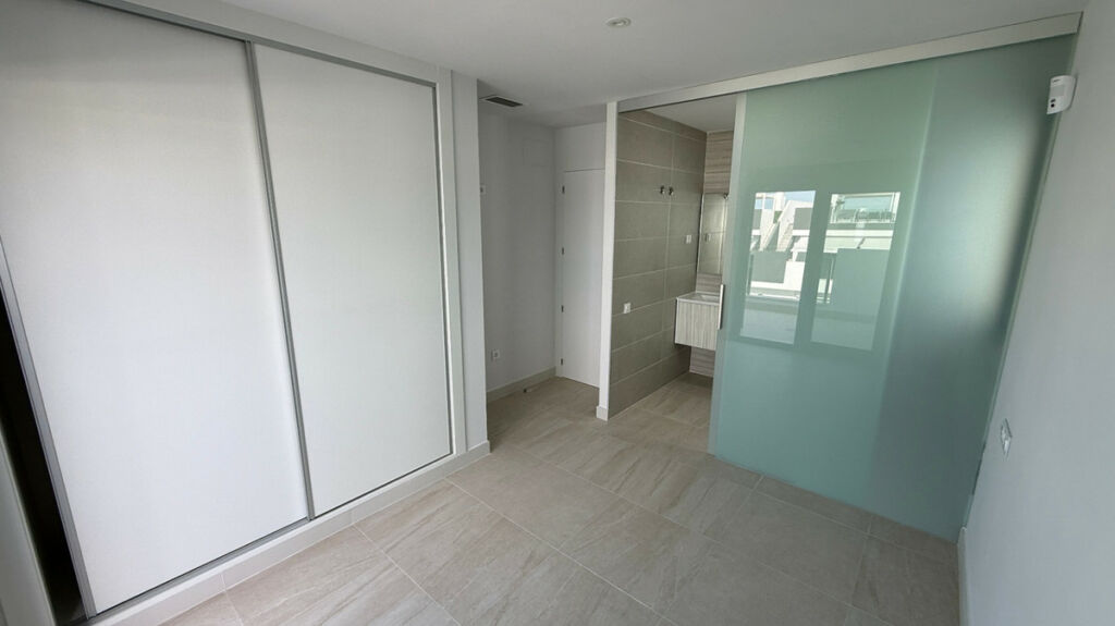 Middle Floor Apartment Torrevieja Alicante - image 7