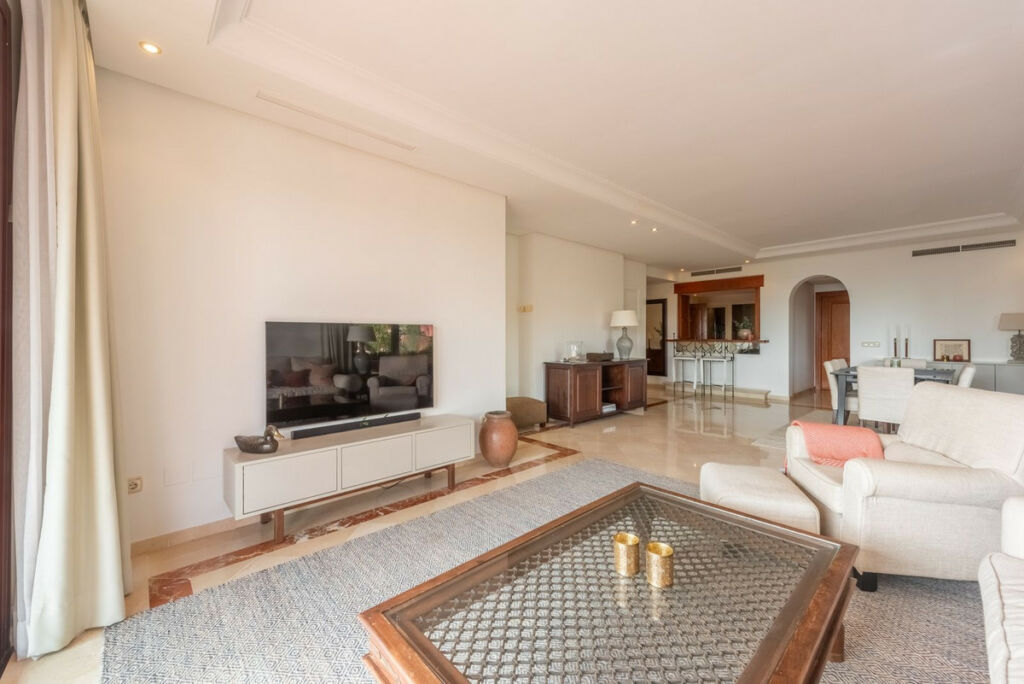 Middle Floor Apartment New Golden Mile Málaga - image 7