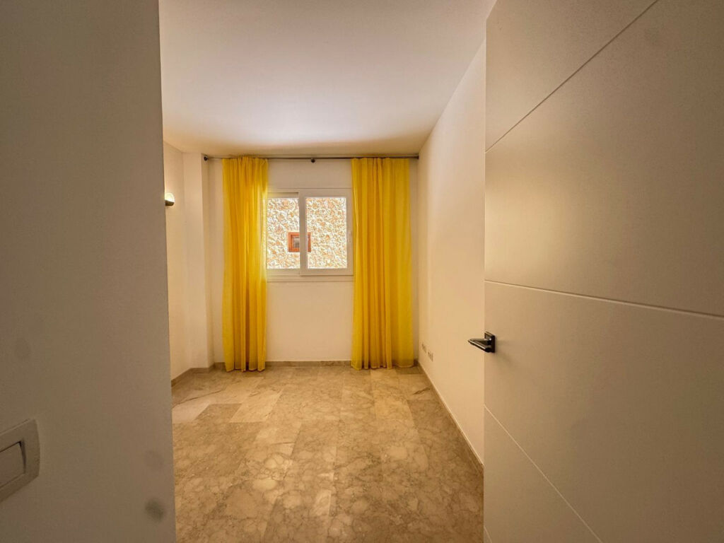 Middle Floor Apartment Torrevieja Alicante - image 7