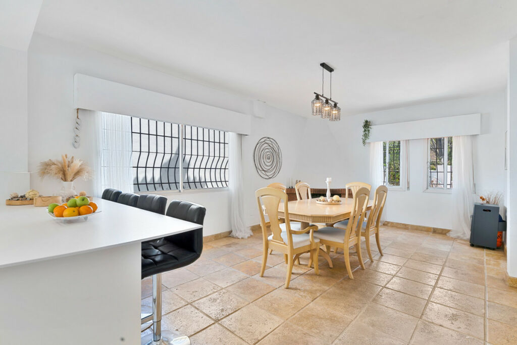 Detached Villa Nueva Andalucía Málaga - image 8