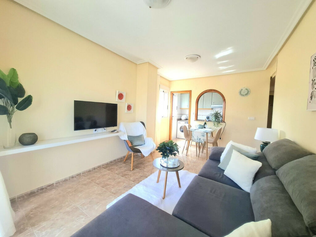 Middle Floor Apartment Torrevieja Alicante - image 7
