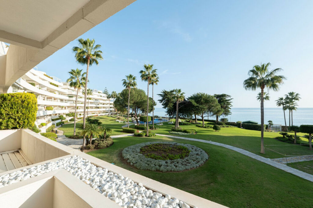 Middle Floor Apartment Estepona Málaga - image 7