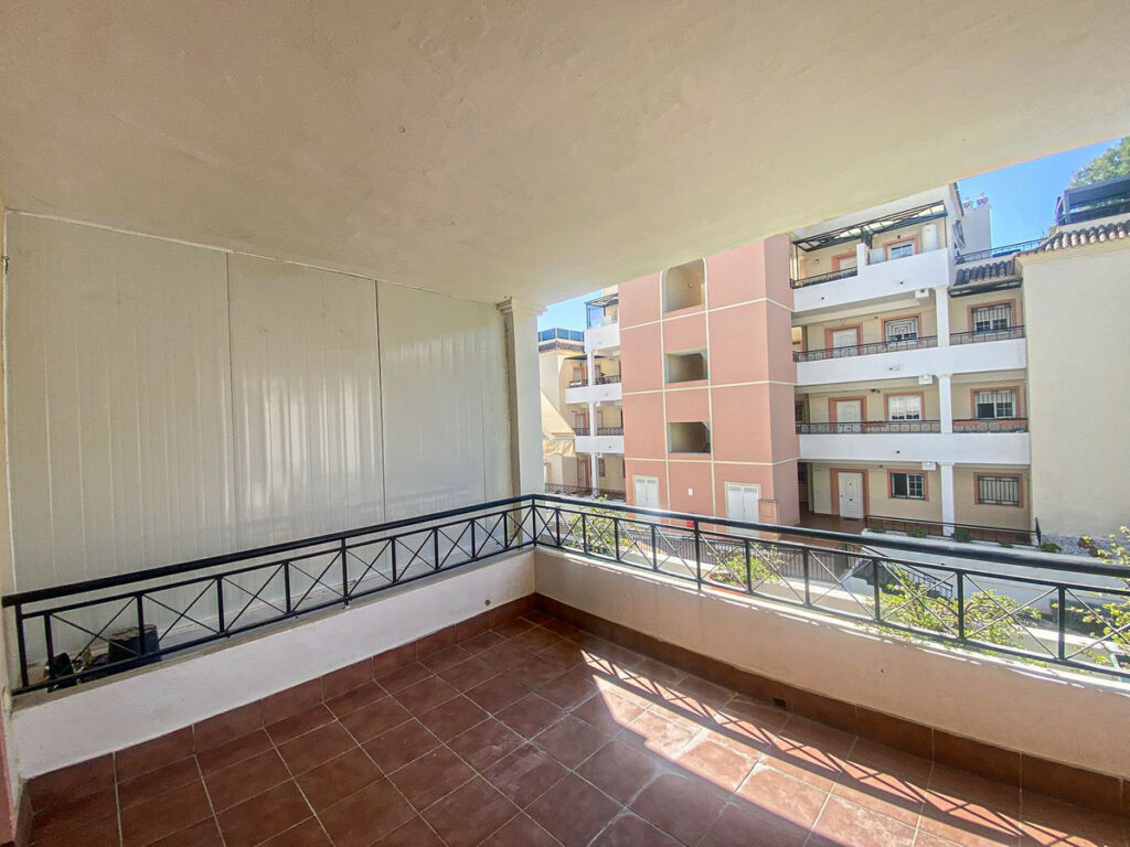 Middle Floor Apartment Nueva Andalucía Málaga - image 7