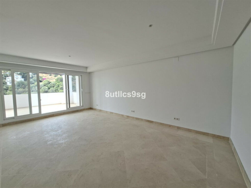 Middle Floor Apartment Aloha Málaga - image 7