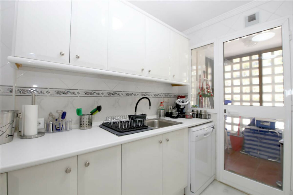 Middle Floor Apartment Estepona Málaga - image 7