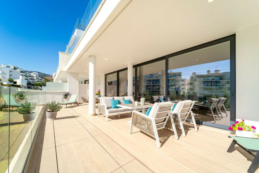 Middle Floor Apartment Benalmadena Málaga - image 8