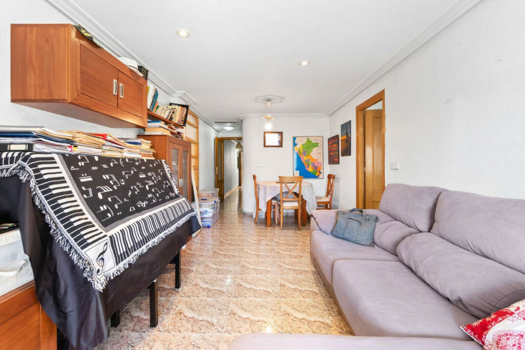 Middle Floor Apartment Torrevieja Alicante - image 3