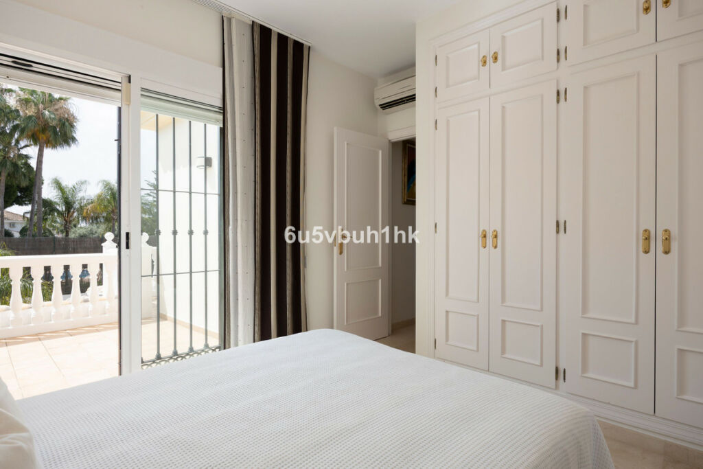 Detached Villa Sierrezuela Málaga - image 7