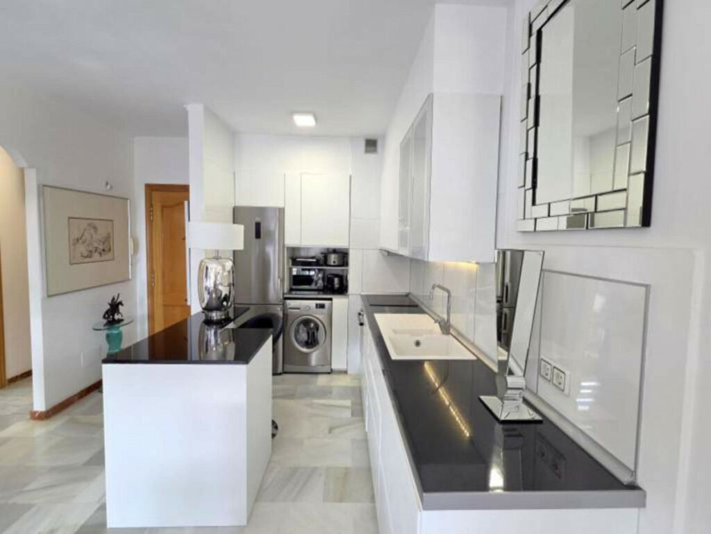 Middle Floor Apartment San Luis de Sabinillas Málaga - image 7