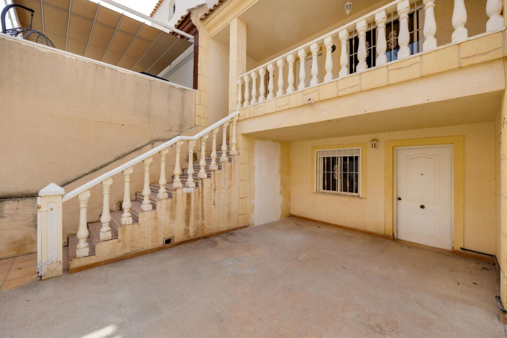 Townhouse Los Montesinos Alicante - image 7