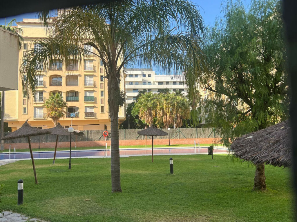 Middle Floor Apartment Estepona Málaga - image 8