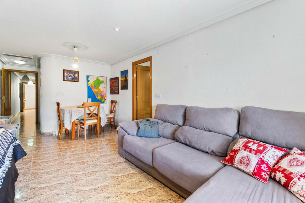Middle Floor Apartment Torrevieja Alicante - image 4