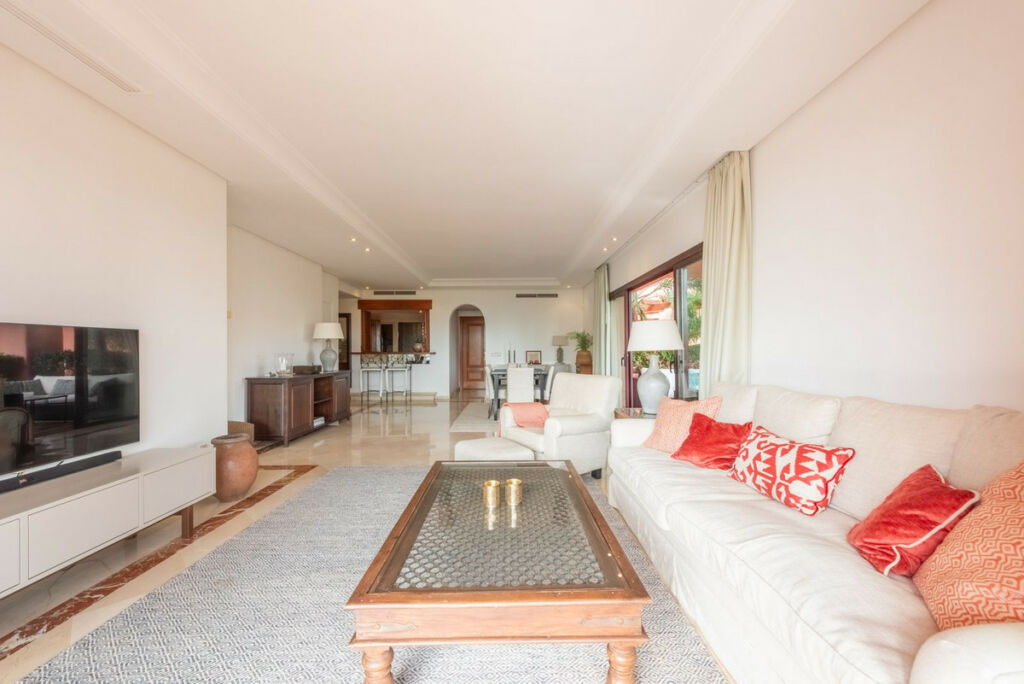 Middle Floor Apartment New Golden Mile Málaga - image 8