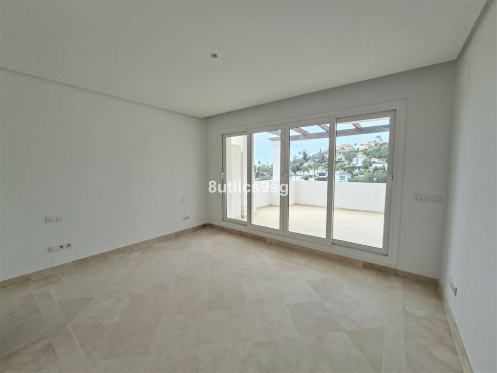 Middle Floor Apartment Aloha Málaga - image 8