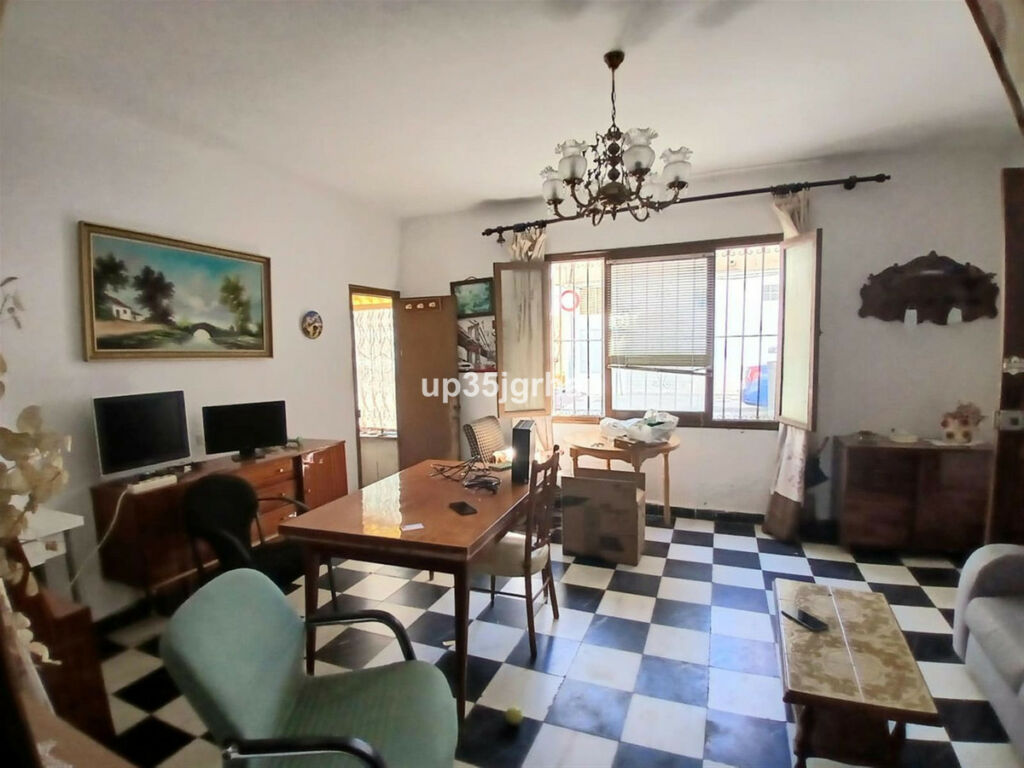 Detached Villa Estepona Málaga - image 8
