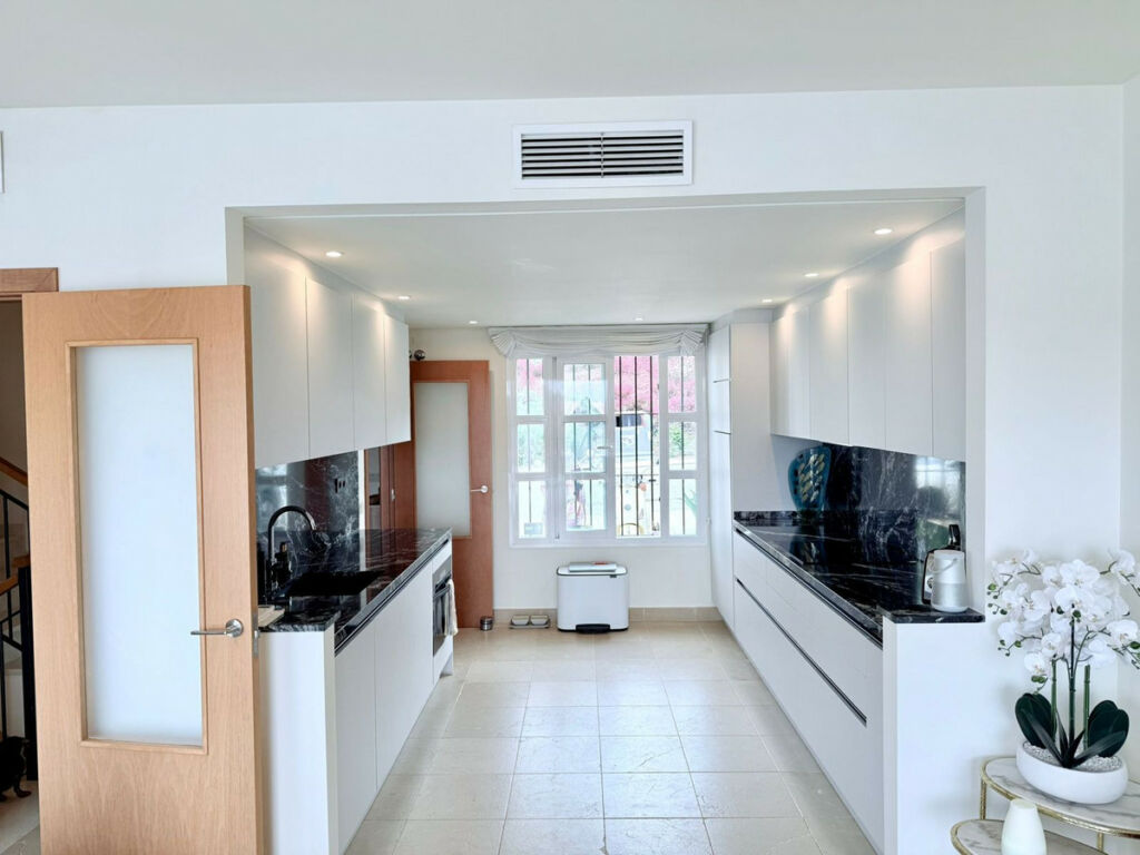 Townhouse Manilva Málaga - image 11