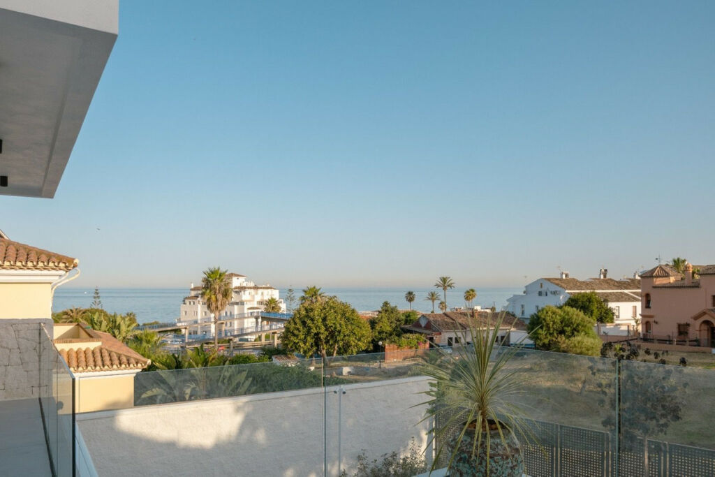Detached Villa Estepona Málaga - image 8