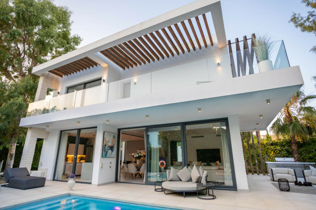 Detached Villa Estepona Málaga - image 8
