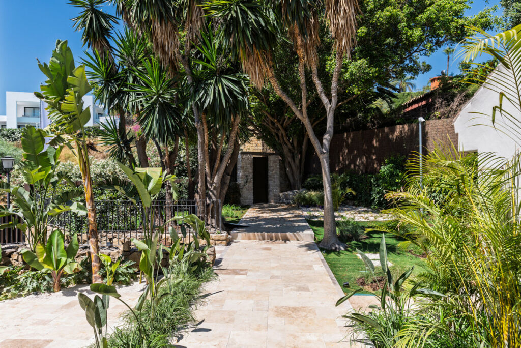 Detached Villa Nueva Andalucía Málaga - image 8