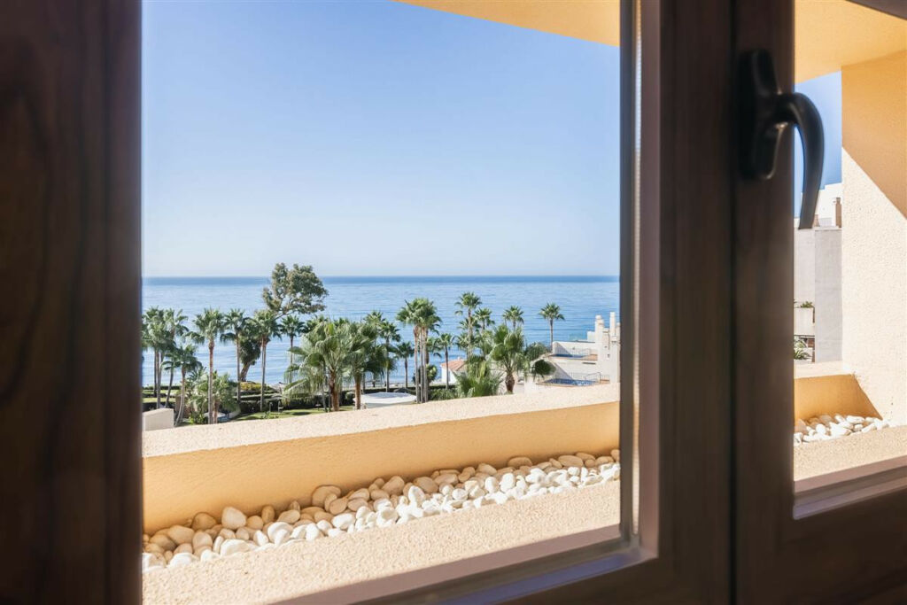 Middle Floor Apartment Estepona Málaga - image 8