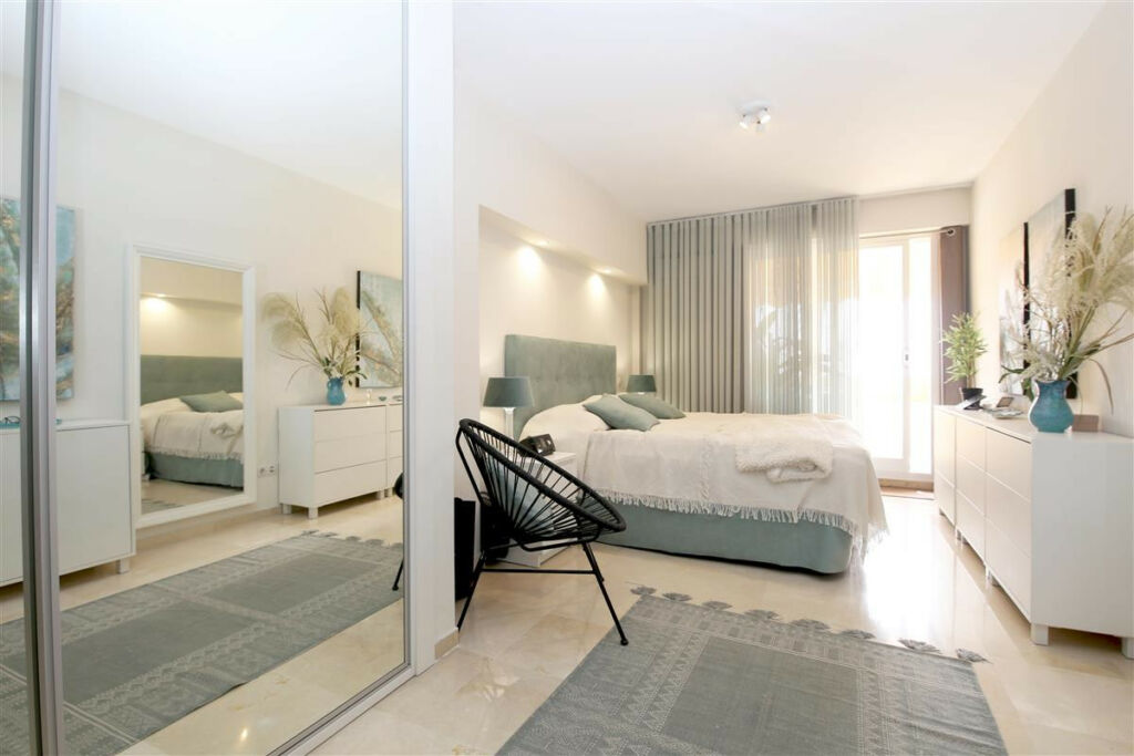 Middle Floor Apartment Estepona Málaga - image 8