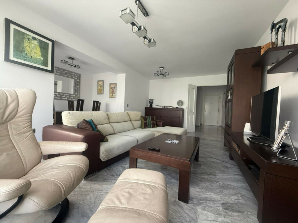Middle Floor Apartment Nueva Andalucía Málaga - image 8