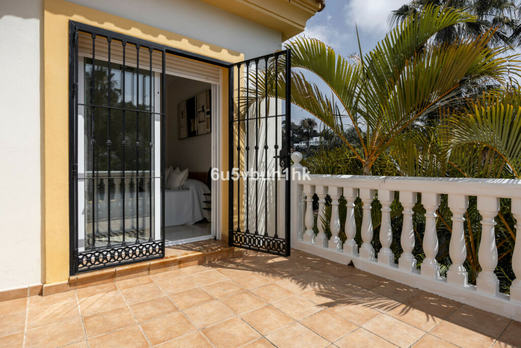 Detached Villa Sierrezuela Málaga - image 8