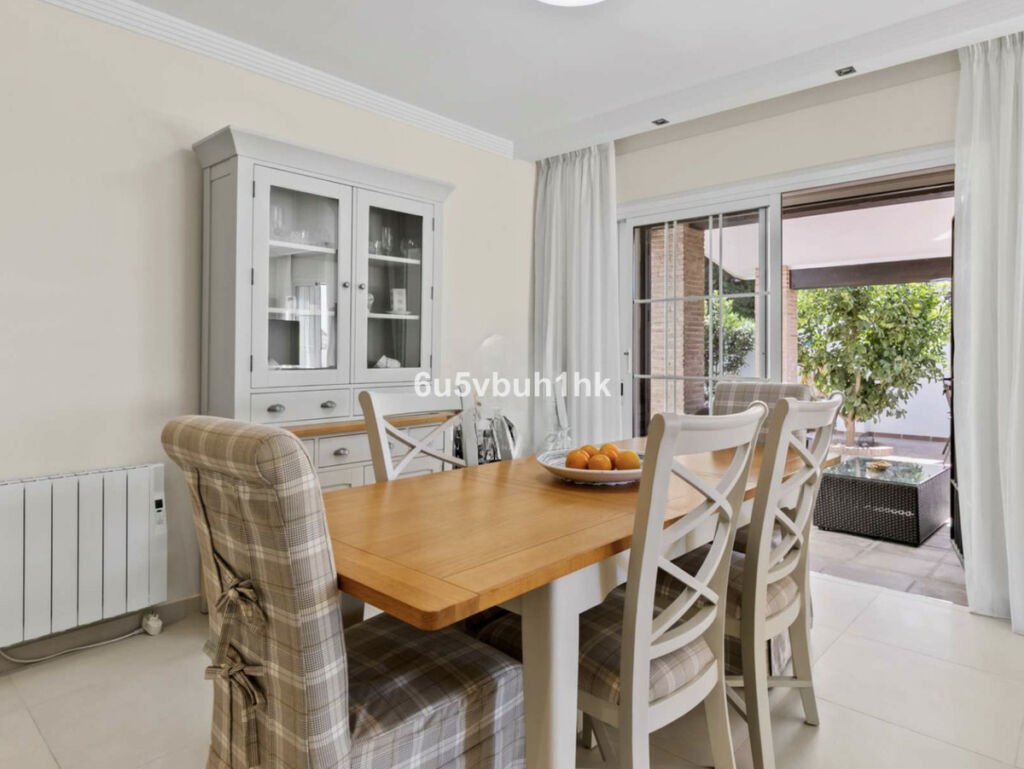 Townhouse El Paraiso Málaga - image 8