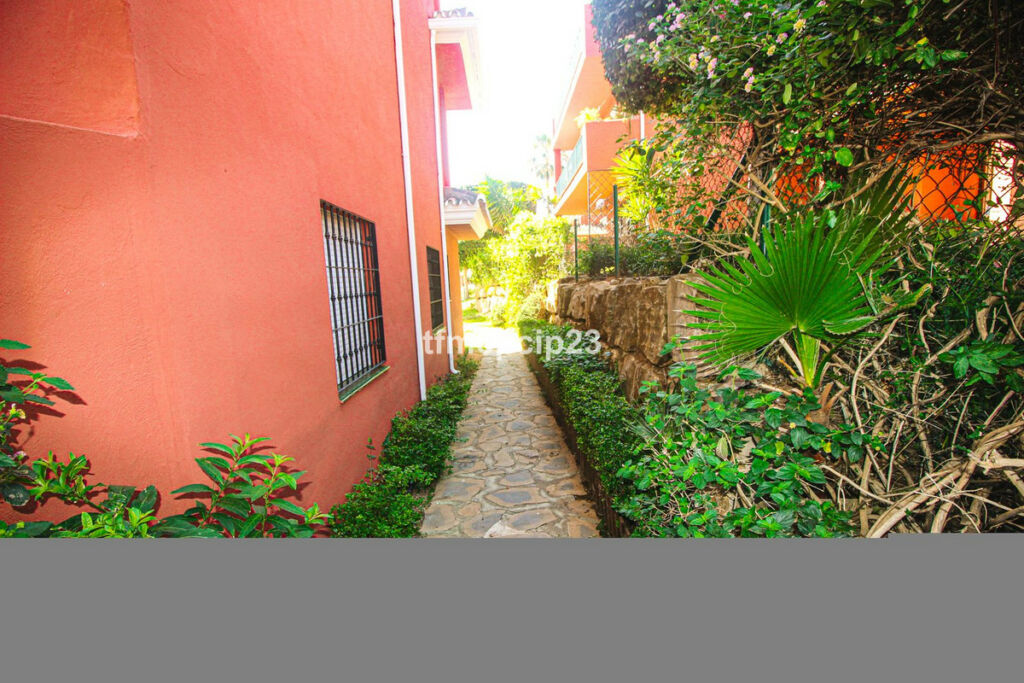 Middle Floor Apartment La Duquesa Málaga - image 8