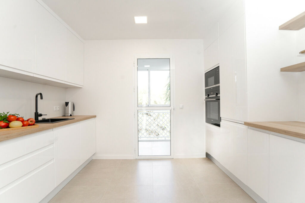 Middle Floor Apartment Cabopino Málaga - image 8