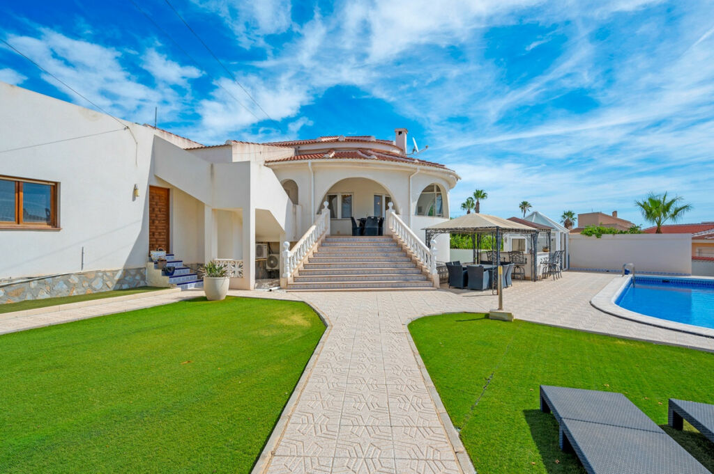 Detached Villa Ciudad Quesada Alicante - image 4