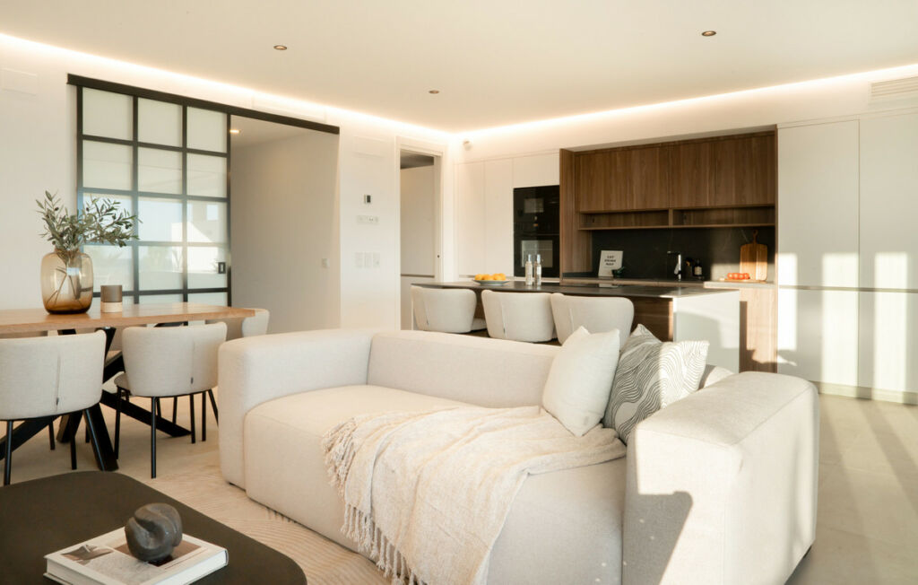 Middle Floor Apartment Estepona Málaga - image 3
