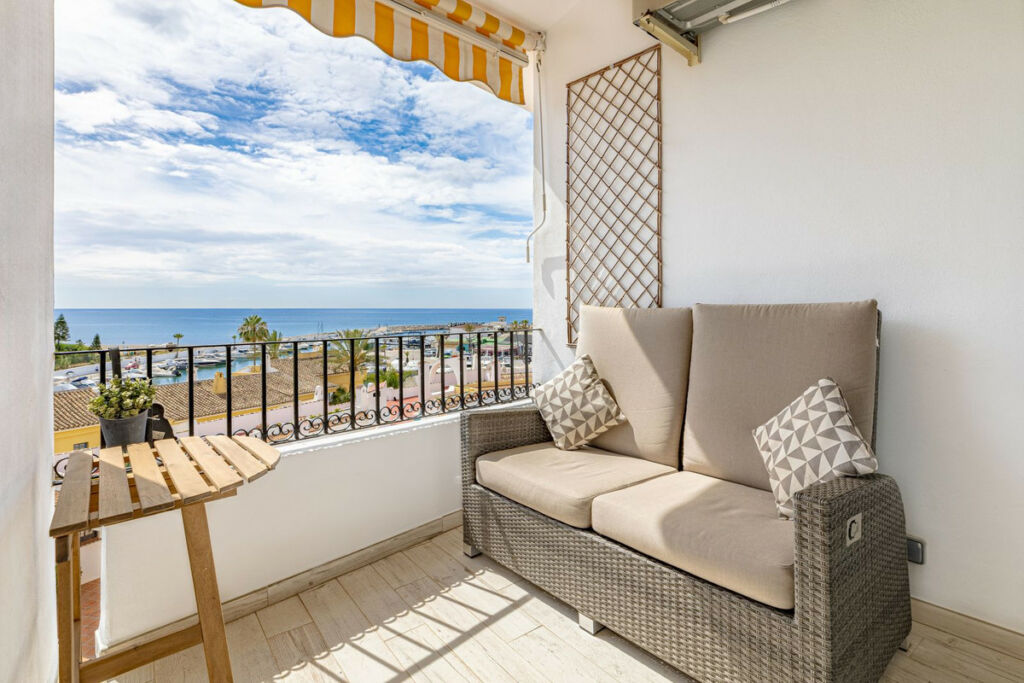 Top Floor Apartment Puerto de Cabopino Málaga - image 6