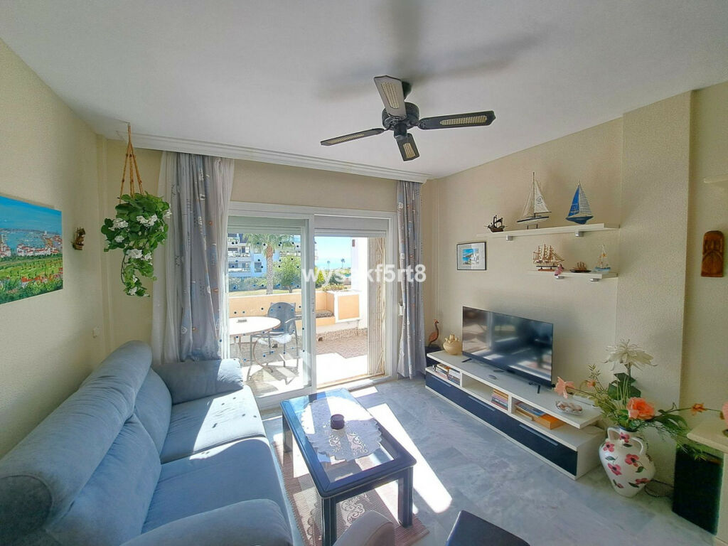 Middle Floor Apartment La Duquesa Málaga - image 8